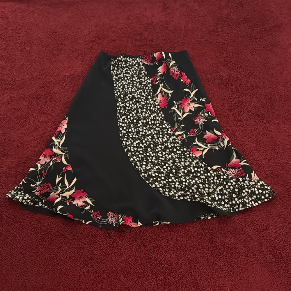 Axcess Women's Floral Skirt
size 14